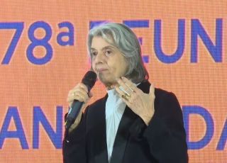 Cármen Lúcia defende democracia e afirma que nenhum país deve interferir nos assuntos internos do Brasil