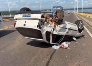 Violenta colisão provoca capotamento de carro na Ponte Rio Negro, Zona Oeste de Manaus. VEJA VÍDEO