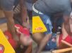 Vídeo flagra homem enforcando mulher e batendo a cabeça da vítima no chão durante confusão em bar na Bahia. VEJA