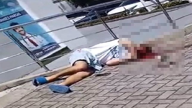 IMAGENS FORTES! HOMEM É EXECUTADO COM TIROS NA CABEÇA EM FRENTE A CLÍNICA DE ESTÉTICA NO BAIRRO PARQUE DEZ DE NOVEMBRO, ZONA CENTRO-SUL DE MANAUS. VEJA VÍDEOS E REPORTAGEM DO 'PORTAL DO ZACARIAS' AO VIVO
