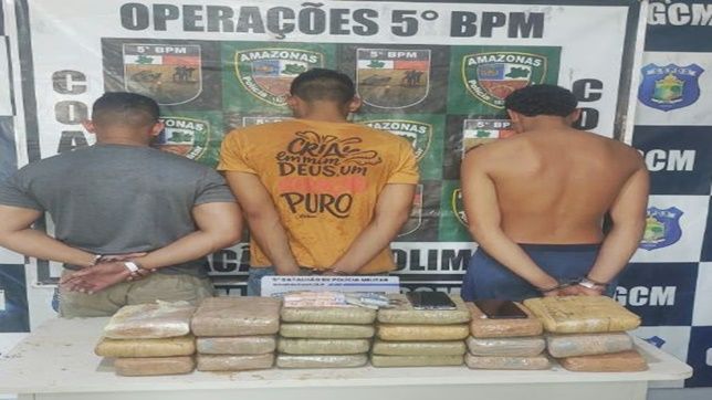 POLÍCIA MILITAR PRENDE TRÊS HOMENS E APREENDE MAIS DE 21 QUILOS DE MACONHA SKUNK EM BARCO NO PORTO DE COARI, INTERIOR DO AMAZONAS. VEJA VÍDEO E REPORTAGEM DO ‘PORTAL DO ZACARIAS’ AO VIVO