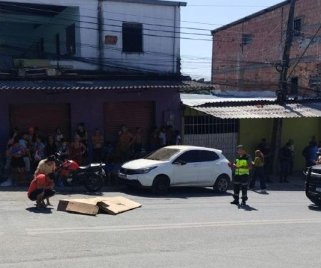 Motociclista morre após violenta colisão com caçamba no bairro Grande Vitória, Zona Leste de Manaus. VEJA VÍDEO