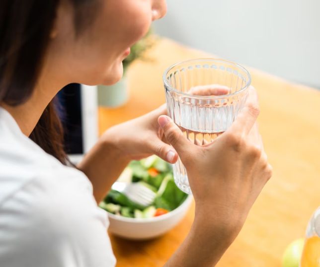 Beber água durante as refeições faz mal? Especialistas explicam e derrubam mito sobre a digestão