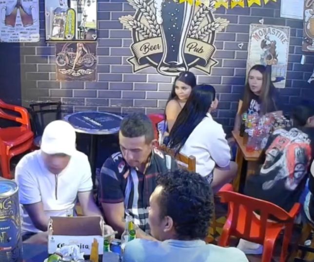 Ataque a tiros em boate deixa dois mortos e termina com suspeitos presos na Colômbia. VEJA VÍDEO