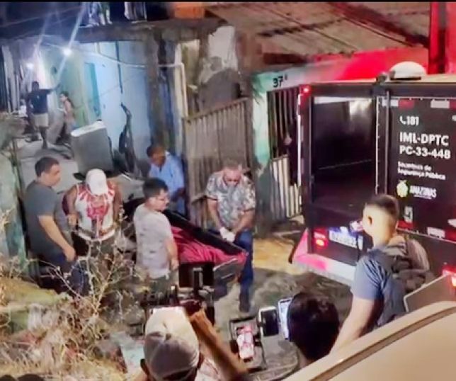 IMAGENS FORTES! Seis criminosos executam a tiros e jogam homem de segundo andar de residência no bairro Colônia Terra Nova, Zona Norte de Manaus. VEJA VÍDEO E REPORTAGEM DO ‘PORTAL DO ZACARIAS’ AO VIVO