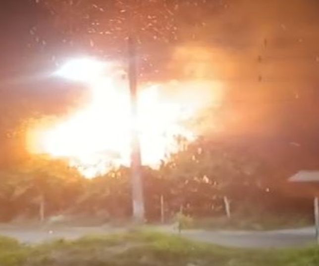 Corpo de bombeiros é acionado para combater incêndio de grandes proporções em área de mata no bairro Novo Israel, Zona Norte de Manaus. VEJA VÍDEO