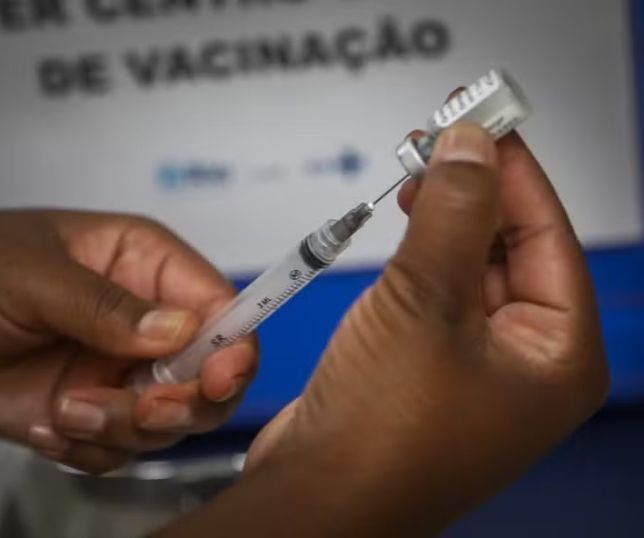 Seis anos após pandemia, debate sobre vacina contra Covid volta às redes e reacende polarização