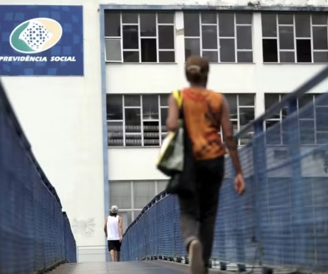 INSS rejeita 70% mais pedidos de benefícios e reduz fila de espera pela metade