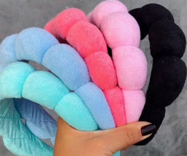 Tiara ondulada volta à moda e deixa de ser acessório de skincare para virar tendência fashion