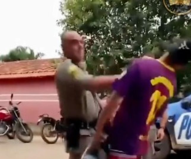 Vídeo de abordagem policial com tapa em jovem gera repercussão nas redes sociais. VEJA 