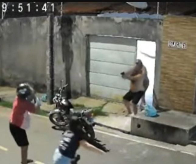 Mulher reage a assalto e entra em luta corporal com suspeito no Piauí e policial à paisana intervém. VEJA VÍDEO 