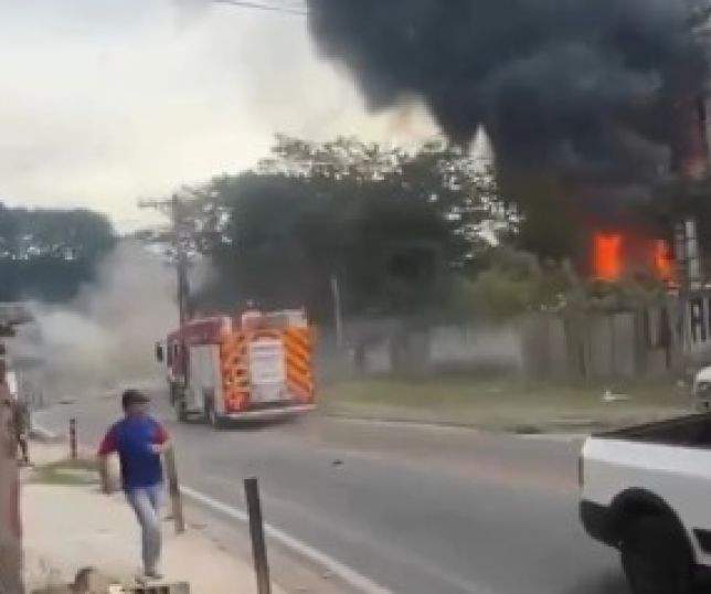 Bueiro explode durante incêndio em fábrica de solventes e homem é arremessado em São Paulo. VEJA VÍDEO