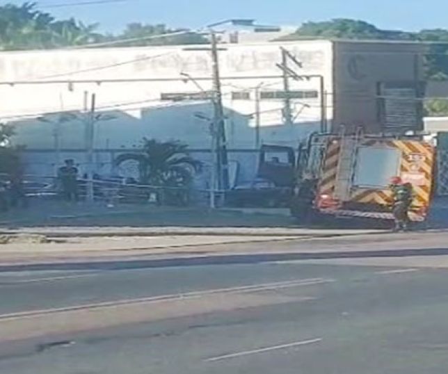 Corpo de Bombeiros Militar combate princípio de incêndio em centro comercial onde homem foi executado no bairro Parque Dez de Novembro, Zona Centro-Sul de Manaus. VEJA VÍDEO