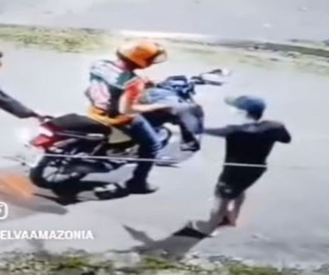 Câmera de segurança filma dois criminosos roubando motocicleta no bairro Liberdade, município de Coari, interior do Amazonas. VEJA VÍDEO