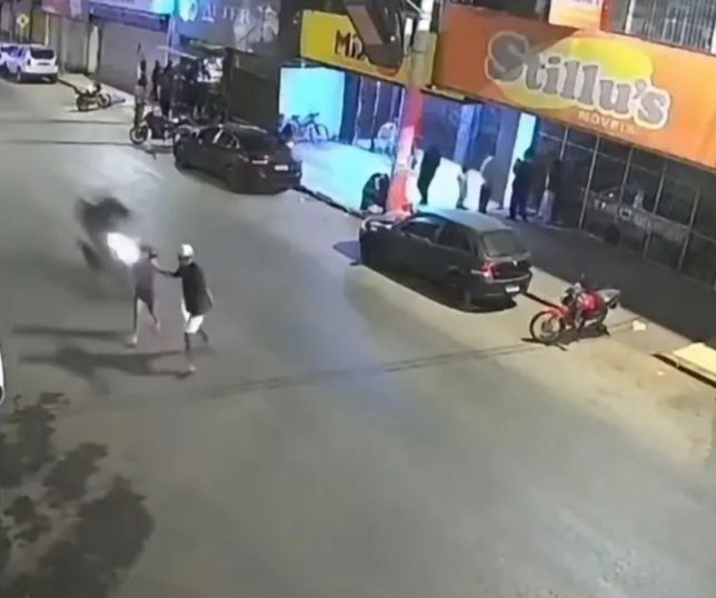 Homem empurra companheira para evitar atropelamento e acaba atingido por moto no Distrito Federal. VEJA VÍDEO