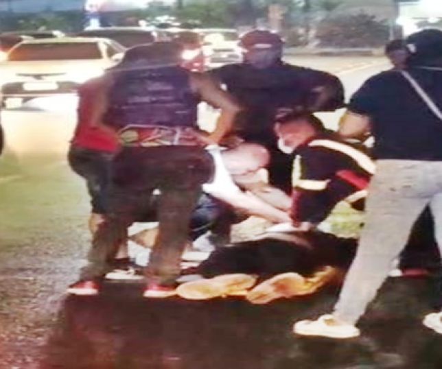 Motociclista fica em estado grave após violento acidente de trânsito no bairro Parque Dez de Novembro, Zona Centro-Sul de Manaus. VEJA VÍDEO