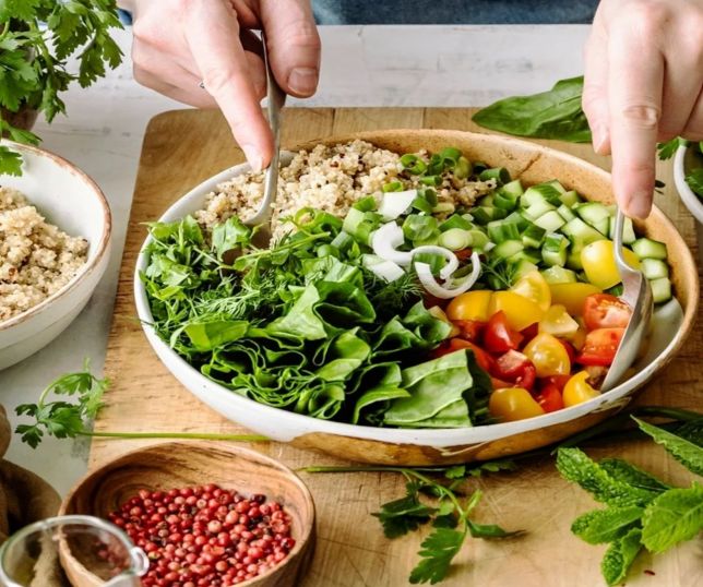 Dieta vegana com pouca gordura pode ajudar na perda de peso em apenas quatro meses