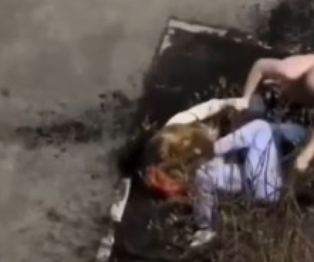 Mulher enfrenta agressor para salvar amiga durante ataque em via pública. VEJA VÍDEO