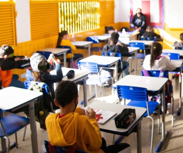 Educação antirracista ainda não chega de forma efetiva às salas de aula, aponta estudo