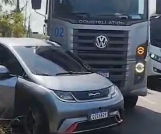 Carreta fecha carro com casal e criança e provoca acidente na Avenida Autaz Mirim, em Manaus. VEJA VÍDEO