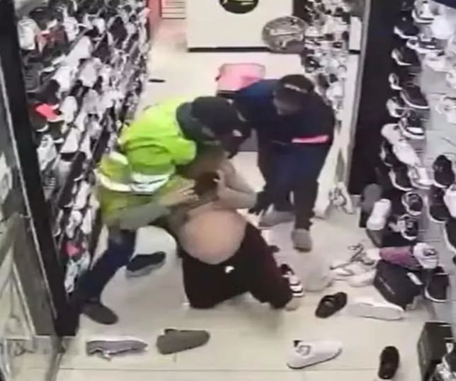 Grávida é derrubada e espancada por criminosos durante assalto em loja na Argentina. VEJA VÍDEO