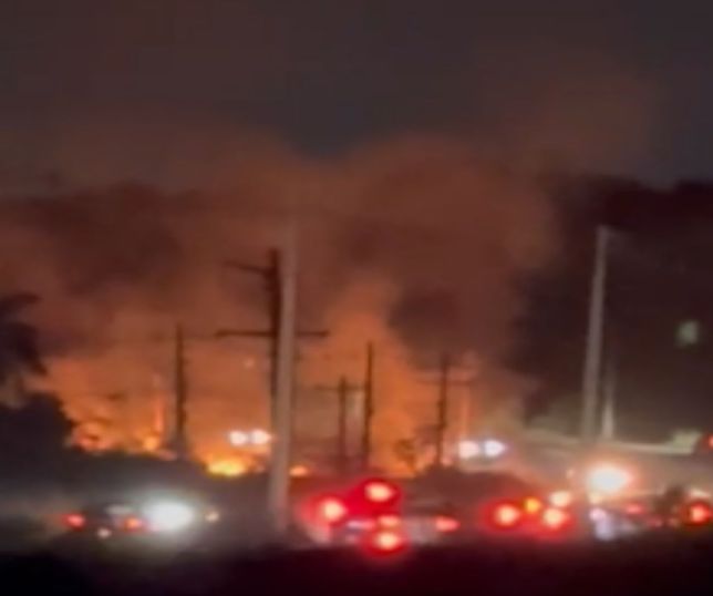 FOGO DESTRUIDOR! Incêndio de grandes proporções assusta motoristas após a ponte de Iranduba, no Amazonas. VEJA VÍDEO