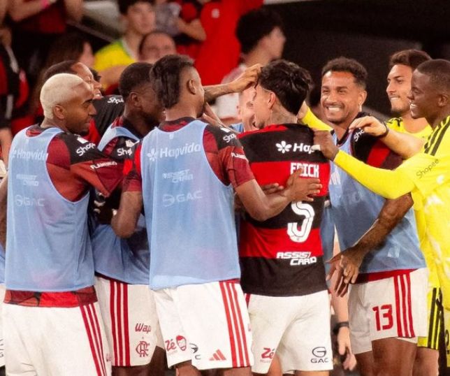 Flamengo bate o Vitória e mantém perseguição ao líder Palmeiras