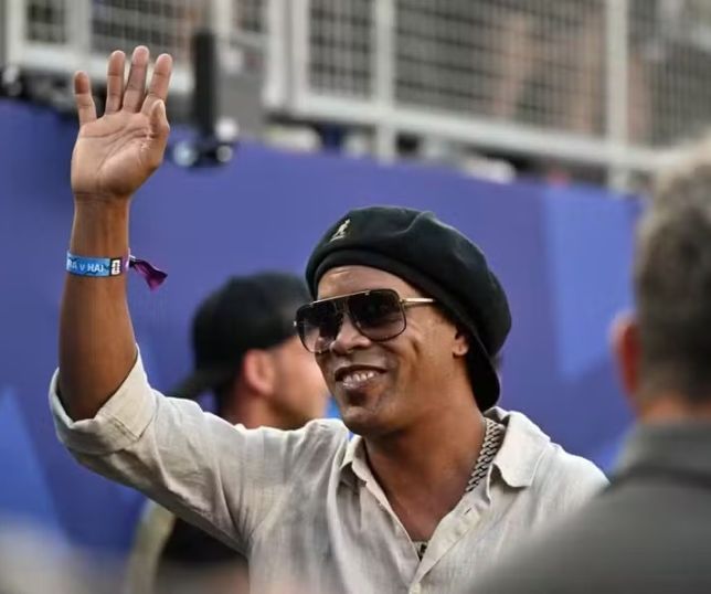 Ronaldinho Gaúcho pode se tornar dono de time de basquete na Europa, diz jornal