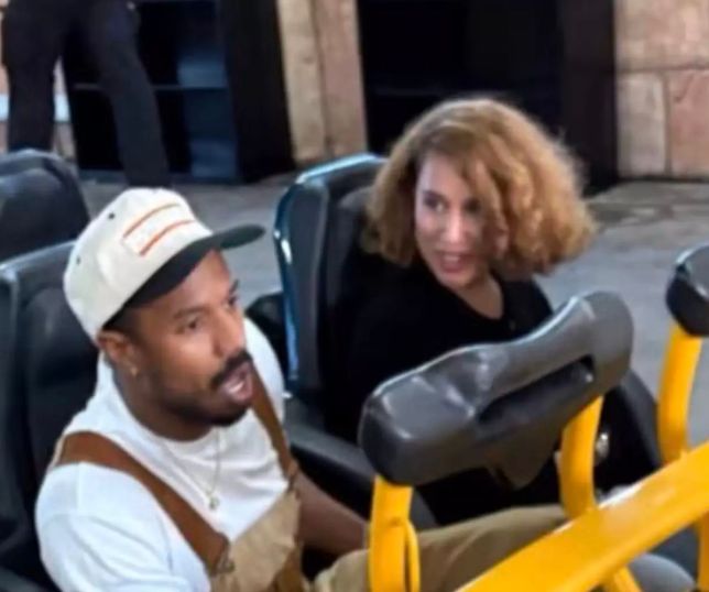Novo casal? Michael B. Jordan e Raye curtem passeio em parque de diversões e levantam rumores de romance. VEJA VÍDEOS 