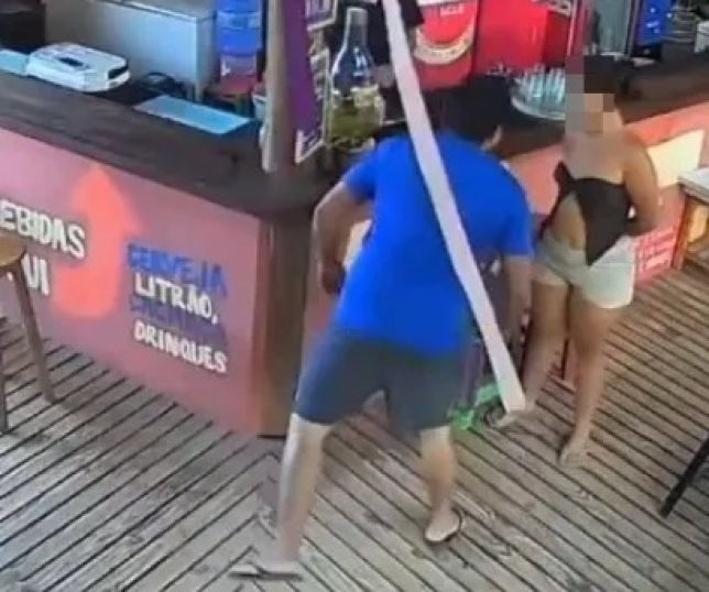 Garçonete é humilhada e leva cusparada no rosto durante discussão em restaurante. VEJA VÍDEO