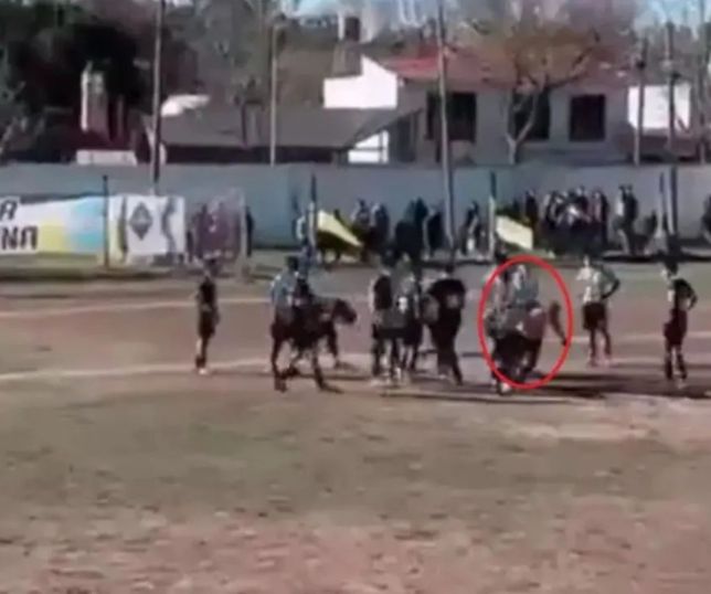 Árbitro é agredido após expulsão de jogador e partida é suspensa na Argentina. VEJA VÍDEO