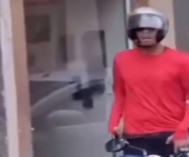 O FEITIÇO VIROU CONTRA O LADRÃO: Suspeito perde a própria moto, leva surra de moradores e acaba preso no Rio. VEJA VÍDEO