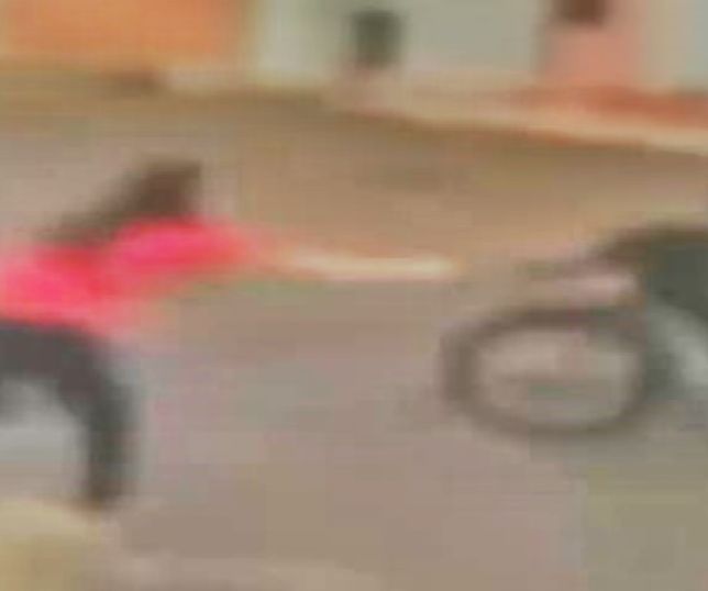 Motoqueiro assalta jovem que estava a caminho do trabalho no bairro Lírio do Vale, Zona Centro-Oeste de Manaus. VEJA VÍDEO E REPORTAGEM DO ‘PORTAL DO ZACARIAS’ AO VIVO