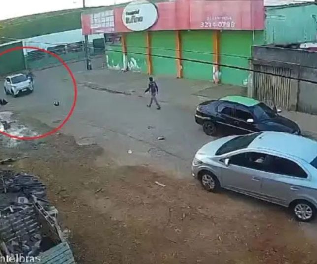 Mulher morre sobre motocicleta após ser atingida por carro em Porto Velho. VEJA VÍDEO 