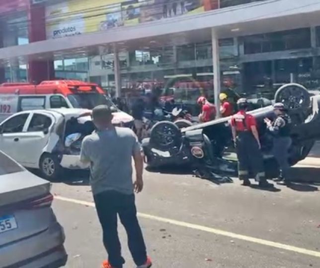 Dois feridos em tripla colisão e capotamento de carro na Avenida Rodrigo Otávio, bairro Japiim, Zona Sul de Manaus. VEJA VÍDEOS