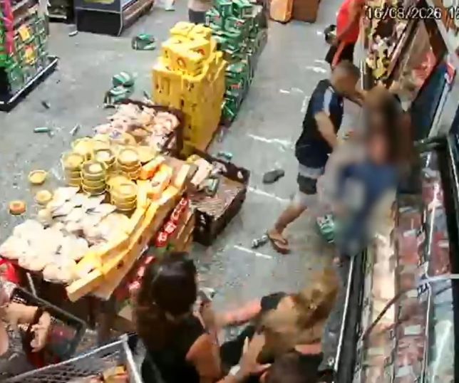 Mulher é morta a facadas dentro de supermercado em São Paulo; câmeras registram ataque. VEJA VÍDEO