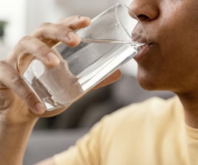 Um copo de água e movimentos simples podem ajudar o intestino a funcionar pela manhã