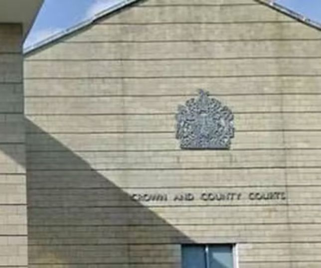 Adolescente de 15 anos vai a julgamento por mais de 18 acusações de crimes sexuais contra menores na Inglaterra