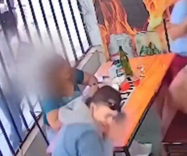 CRIME! Advogada é surpreendida por atirador dentro de restobar e execução é registrada por câmeras. VEJA VÍDEO 