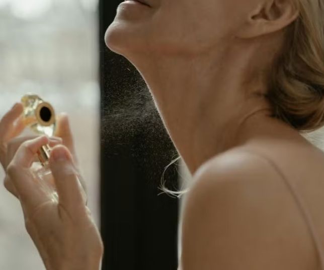 Borrifar perfume no pescoço pode causar problemas na pele? Entenda o alerta