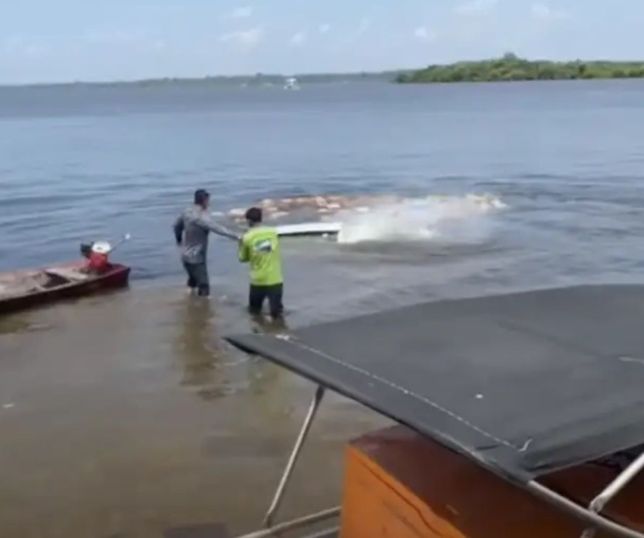 Caminhão carregado de bebidas desce de ré e afunda em rio no interior do Amazonas. VEJA VÍDEO