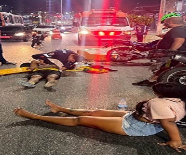Motocicleta colide com dente de dragão e casal fica gravemente ferido em avenida na Zona Leste de Manaus