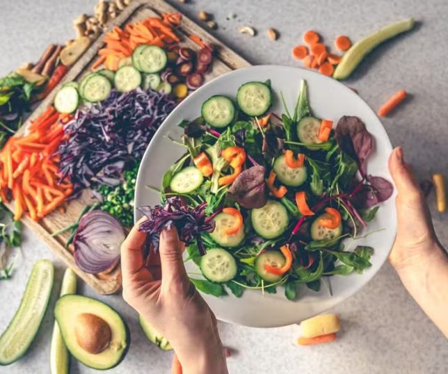 Quem é 60+ tem mesmo que mudar a alimentação? Médico explica