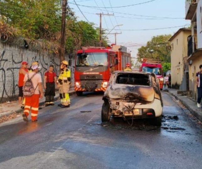 Carro de motorista de aplicativo pega fogo durante corrida em Manaus