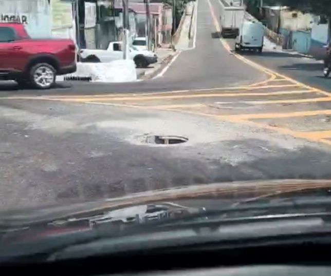 Motorista alerta para bueiro sem tampa no acesso à Ponte dos Educandos, em Manaus.VEJA VÍDEO