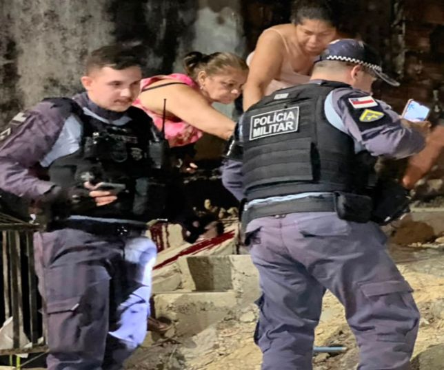 IMAGENS FORTES! Homem é morto a tiros na escada de casa após ataque de criminosos no Lírio do Vale. VEJA VÍDEOS E REPORTAGEM DO '‘PORTAL DO ZACARIAS'’ AO VIVO