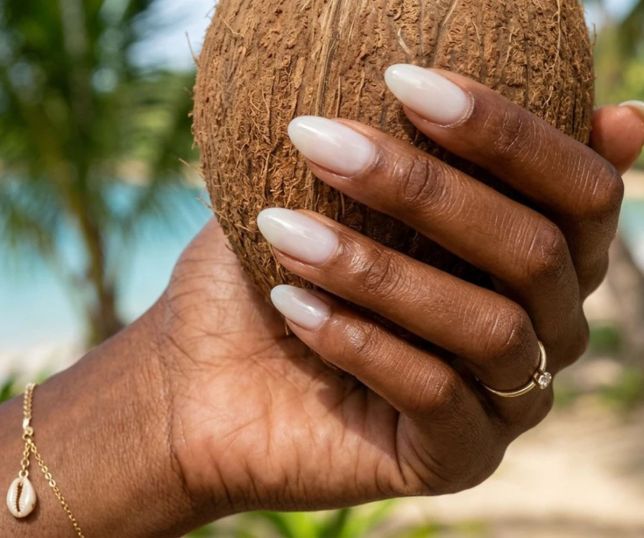 Unhas 'água de coco': Veja o passo a passo da tendência que virou febre entre as famosas