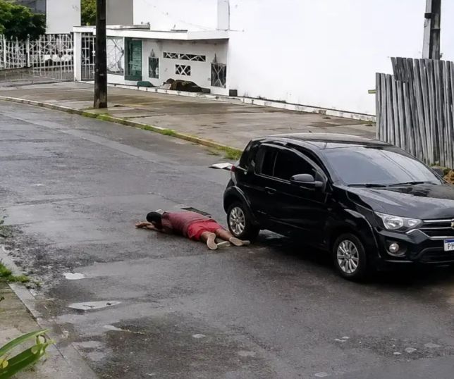 Vídeo mostra mulher sendo arremessada de carro em movimento na Zona Leste de Manaus. VEJA 