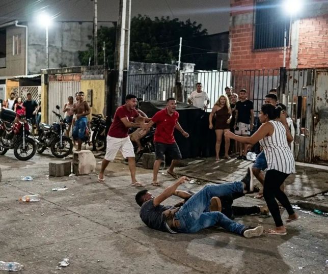 Briga generalizada entre jovens assusta moradores na saída de estabelecimento no Parque 10, em Manaus. VEJA VÍDEO