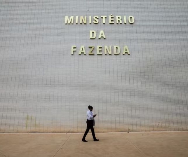 Dívida pública federal chega a R$ 9,29 trilhões e governo aumenta aposta em títulos ligados à Selic